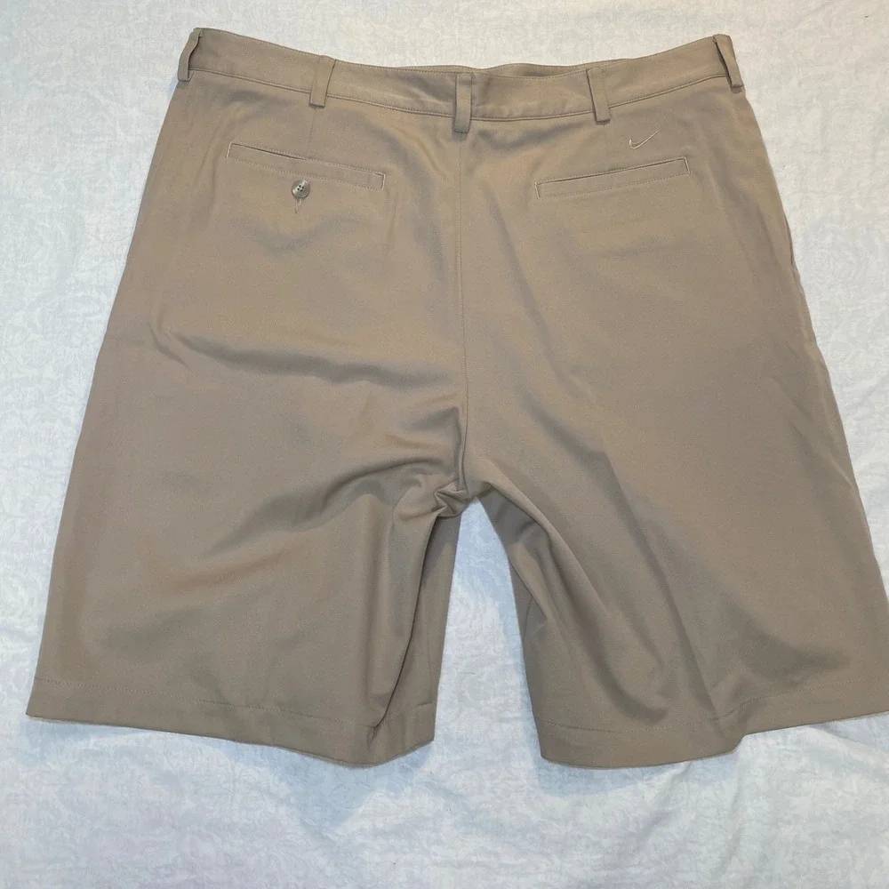 Nike Golf Dri-FIT Performance Golf Shorts Men's 38‎ Beige Khaki Flat Front
